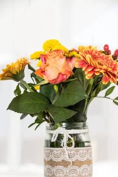 Kreativ gestaltete Blumenvase mit Blumenstrauss - Muttertag und Valentinst... Stock Photos