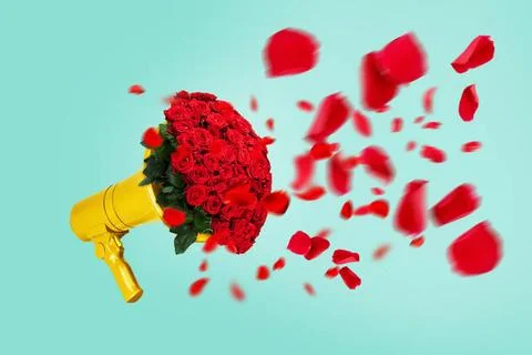 Kreativer gelber Lautsprecher mit einem Strauß roter Rosen und fliegenden .. Stock Photos