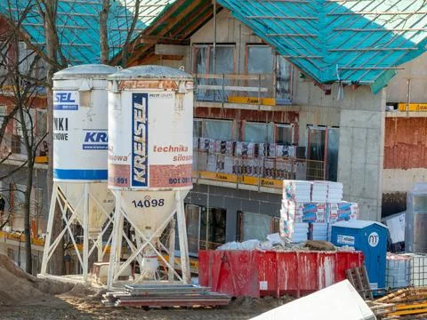 Kreisel silos at a construction site with building under renovation and stack Fotos Stock