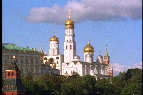 Kremlin Cathedral, white with five gold onion domes, still, Moscow,  Russia Video stock 869555