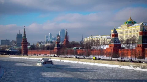Kremlin from the Moscow river front view, steam-ship passing by Stockbeeldmateriaal 71975456