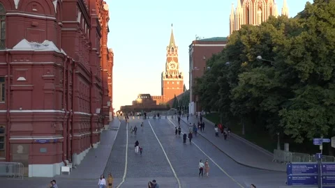 Kremlin passage with a view of the Spassky tower of the Kremlin on Red Square Video stock 134139734