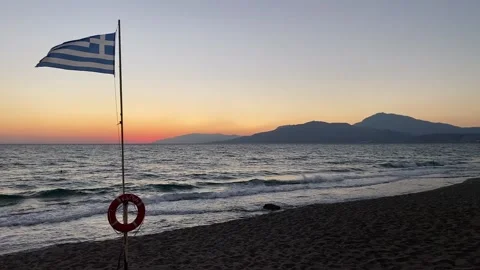 Kreta GR flag beach sunset Video stock 142532083