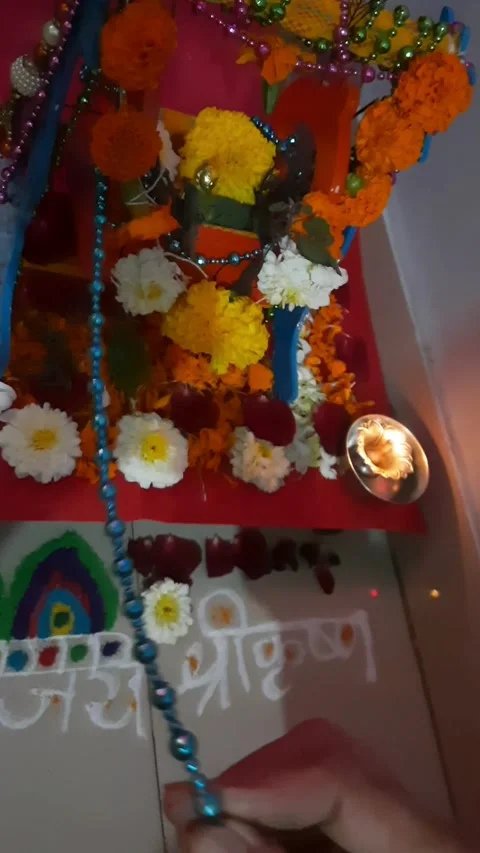 Krishna Devotional Swing with Flowers, Rangoli design name Jai Shree Krishna Vídeo Stock 345048010