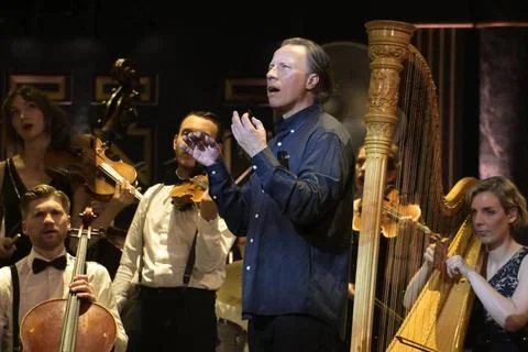  Kristjan Järvi mit dem Baltic Sea Philharmonic Orchester bei der Premiere.. Stock Photos