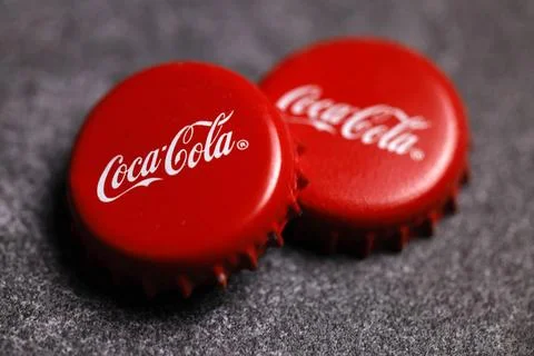  Kronkorken von Flaschen der Marke Coca-Cola liegen auf einem Tisch: Kronk... Stock Photos