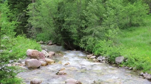Krummbach stream flowing through austrian alps in Zillertal valley. Vídeo Stock 113422379