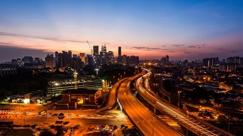 Kuala Lumpur downtown served by elevated highways &amp; metro line day to night time 库存影片 118852385