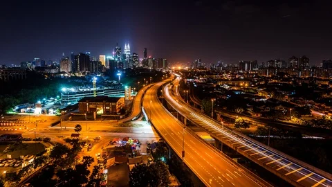 Kuala Lumpur downtown served by elevated highways &amp; metro line time lapse at nig Vídeo Stock 118852598