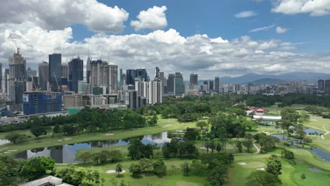 Kuala lumpur golf course park downtown construction aerial 4k malaysia 库存影片 334635911