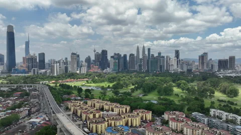 Kuala lumpur golf course traffic road downtown district aerial 4k malaysia Vidéo 334635801