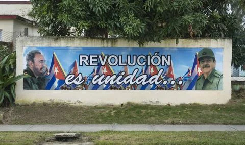 Kuba: Verehrt - die Castro-Brüder. Revolucion es unidad ... (Revolution is.. Stock Photos