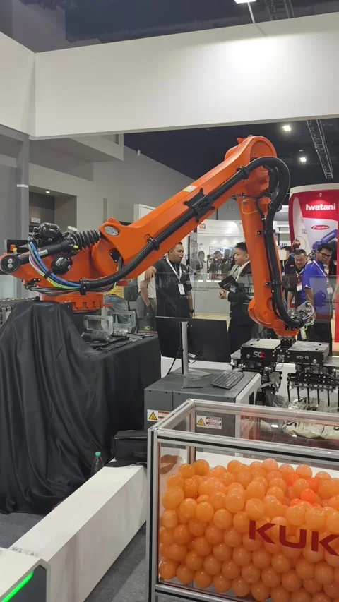 KUKA KR QUANTEC PA industrial robot Stock-Footage 336839277