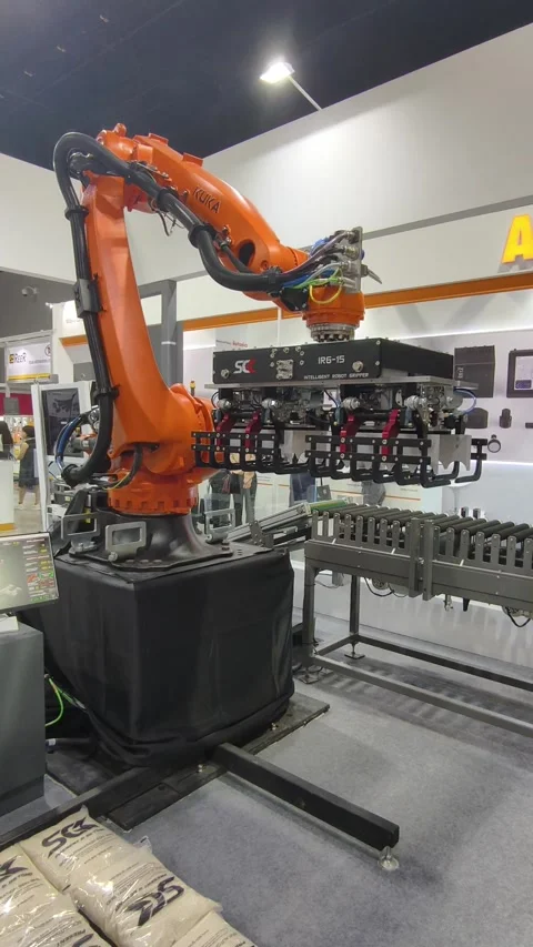 KUKA KR QUANTEC PA industrial robot Stock-Footage 336839307
