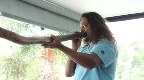 Kuku Yalanji man demonstrates Didgeridoo Stock Footage