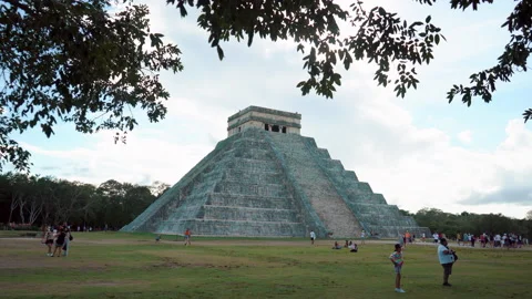 The Kukulkan Temple of Chichen Itza, mayan pyramid in Mexico Stock Footage 168581147