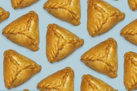 Kulebyak or khachapuri. triangular pie with filling on a blue table. Traditio 스톡 사진