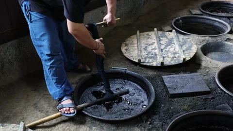 Kurume Kasuri indigo dyeing process in Aika Tanaka Kasuri Kobo, Chikugo, Japan Vidéo 250812693
