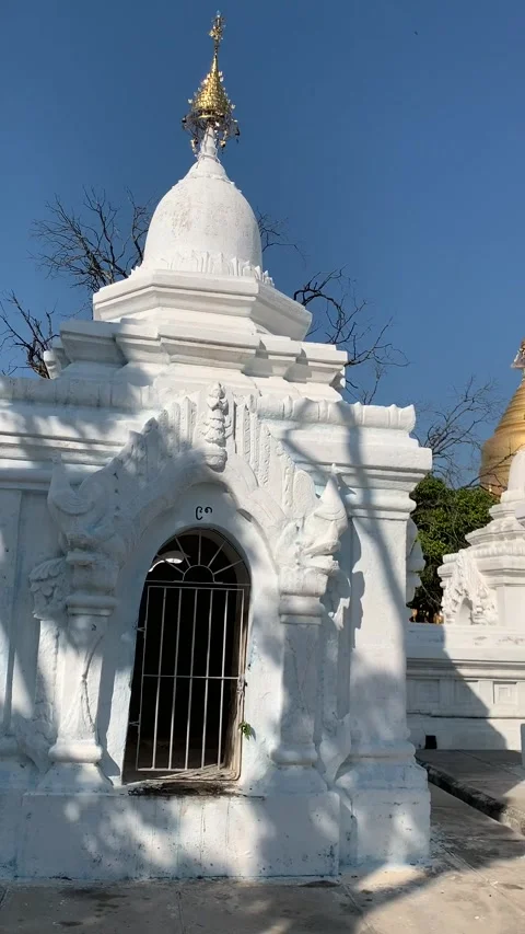 Kuthodaw Temple in Mandalay Stockbeeldmateriaal 343878014