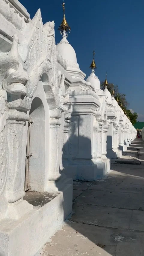 Kuthodaw Temple in Mandalay Stockbeeldmateriaal 343878051