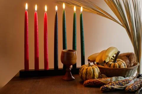 Kwanzaa Table Setting. A festive Kwanzaa display with Kinara, fruits, and 스톡 사진