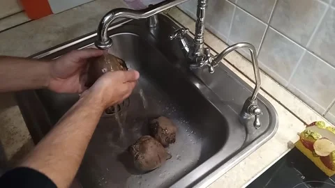 Kyiv. Beets are washed Stock Footage 225123468