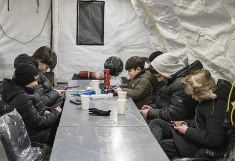 Kyiv deploys emergency heating centers amid energy crisis, subzero temperatures, Stock-Fotos