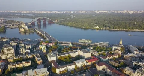 Kyiv Podil Cityscape with Dnipro River and Historic Architecture Vídeo Stock 340984385