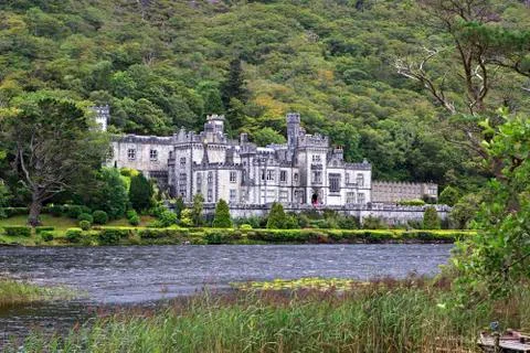 Kylemore Abbey on the lake. Stock-Fotos
