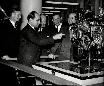 L To R Mr Gresham Cooke Director Of The Society Of Motor Manufacturers And Trade Stock-Fotos