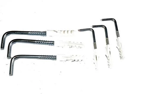 L-shaped screw hooks with plastic wall anchors, versatile fasteners for han.. Foto stock