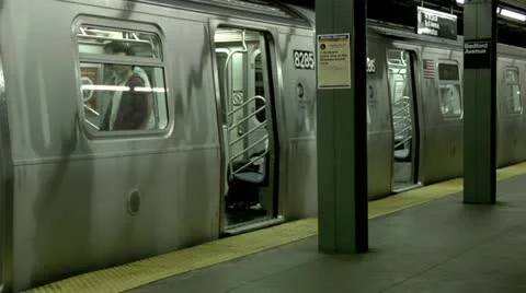 L Train Bedford Avenue platform people board doors close Stock Footage 22158133
