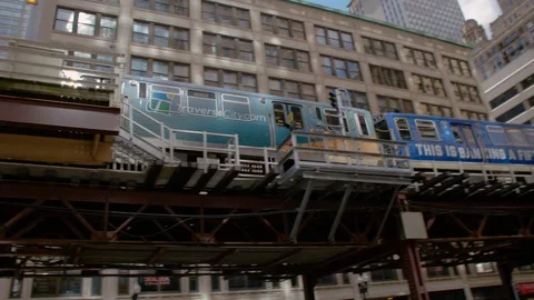 The L train moving through Chicago, in slow motion Stock Footage 92361782