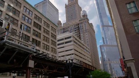 The L train moving through Chicago, in slow motion Stock Footage 92364993