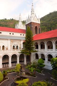 La Basílica de Nuestra Señora del Rosario de Agua Santa en Baños,Ecuador,es un Stock Photos