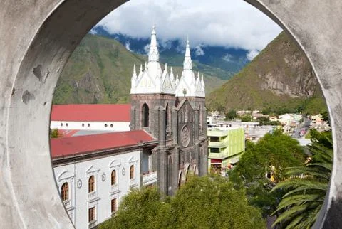 La Basílica de Nuestra Señora del Rosario de Agua Santa en Baños,Ecuador,es un Stock Photos
