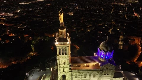 La basilique Notre-Dame de la Garde de nuit 스톡 동영상 331925367