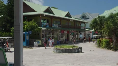 La Digue central square by the ferry with shops Vidéo 331505976