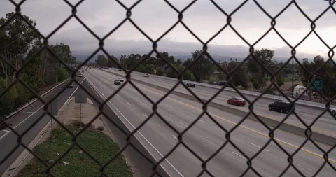 LA Freeway Overpass Chainlink Panning Right 库存影片 103301048