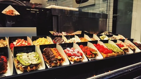 "La Gaufrerie" store window with a vast choice of Belgian waffles Stock Footage 121009938