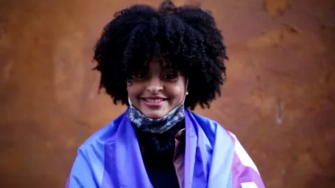 La giovane donna si toglie la maschera protettiva e sorride. Stock Footage 144014953