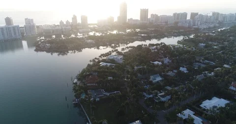 La Gorce Island Fly Over - Luxury Homes - Miami Beach Aerial - 4K 60fps Vídeos de archivo 124761525