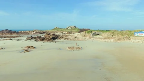 La Grosse Rocque beach Cobo Bay Guernsey.Panning across glorious sandy beach 库存影片 336540023