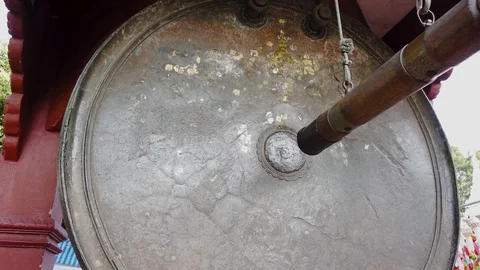 "La kang sa dhan" is a big bell in Bell Tower at Wat Phra That Hariphunchai L Vídeos de archivo 98780053