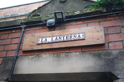 La Lanterna Sign On A Rustic Brick Wall In Shrewsbury, Shropshire, England. Foto stock