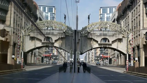 La passerelle de la rue Belliard Brusseles, la double Ariane de Jean-Paul Laenen Stock Footage 75983166