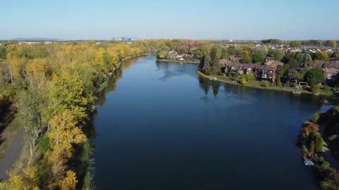 La Prairie - Lac de la Citière, vol de drone à basse altitude Video stock 318428850