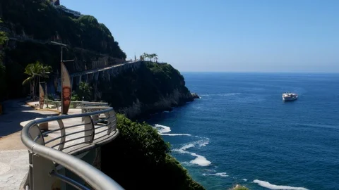 La Quebrada famous cliffs landscape in Acapulco and a ferry boat in the ocean. Vidéo 121630119