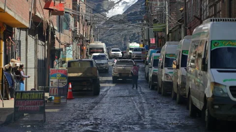 La Rinconada, Peru - March 5, 2026: Busy Street in High Altitude Mining Town Vídeos de archivo 345424320