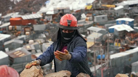 La Rinconada, Peru - March 5, 2026: Woman Miner Handling Rocks at Mining Site 스톡 동영상 346142162